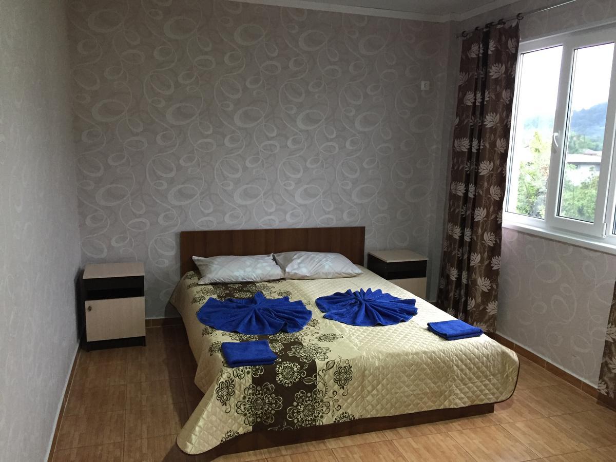 Dionisy Guest House Pizunda Exterior foto